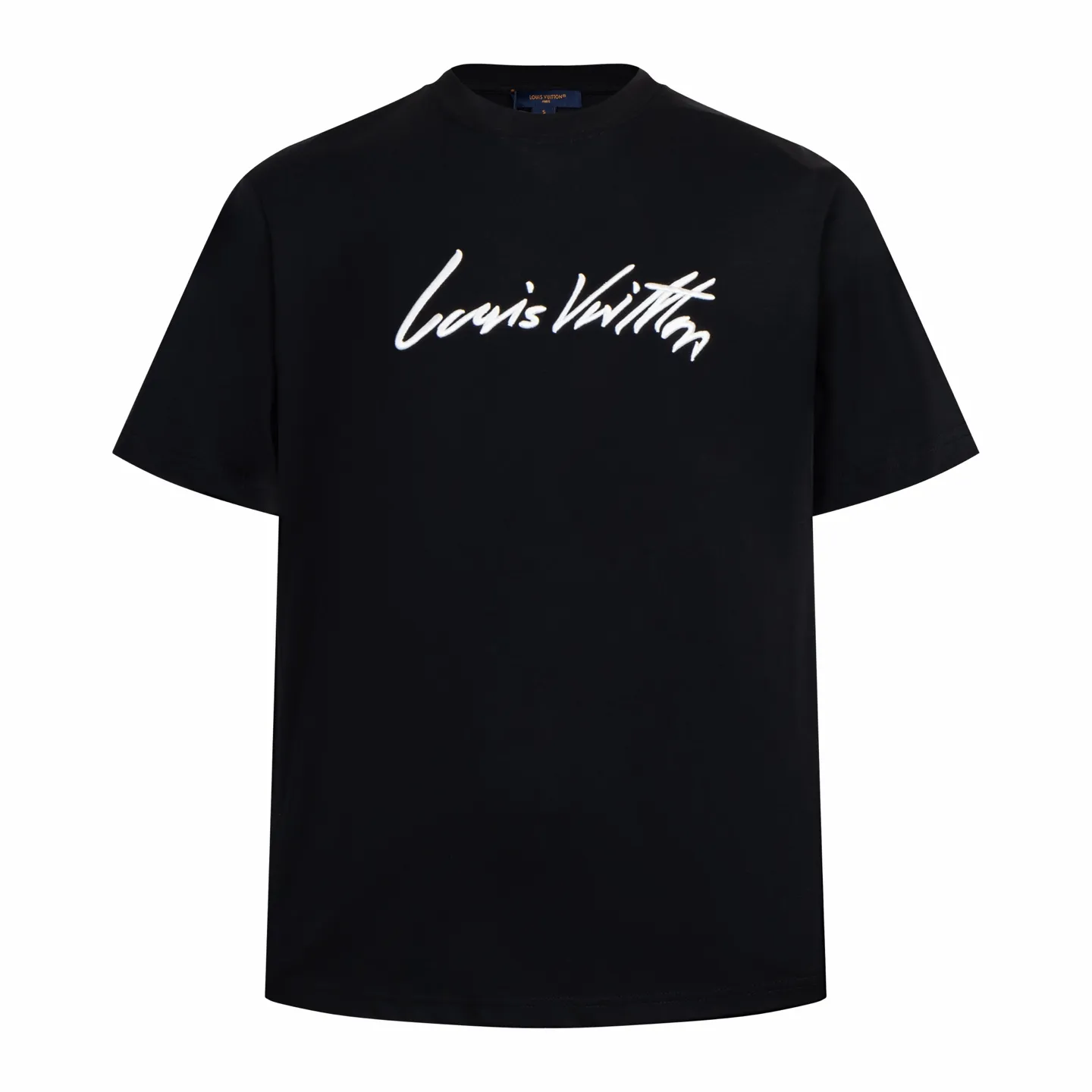 🅿️270 1v 25FW handwritten logo embroidered short sleeves. The fabric is made of 60S 170g double-sided single yarn fabric, and the rib is made of 32S 300g double yarn stretch rib. This T-shirt is made from soft cotton knit, with a slightly nipped waist and ribbed crew neck for a relaxed fit. The handwritten Louis logo is embroidered on the chest, making it an elegant everyday choice. The yarn count is 60, which is a high-count cotton yarn that is delicate and soft. This fabric is based on the delicate texture of high-count cotton, and its double-sided weaving enhances practicality. The single-strand structure makes the fabric lighter and more breathable. Double-sided knitting technology has the same texture on the front and back. The fabric has a tight structure, good elasticity and is not easy to curl. It has a delicate touch and is suitable for close-fitting wear. Flat stitch embroidery three-dimensional craft is a special embroidery technique that uses flat stitch to create embroidery with a three-dimensional feel. This process creates a richer three-dimensional effect and layering by precisely controlling the depth and angle of the stitches and increasing the density and length. Size:XS-S-M-L